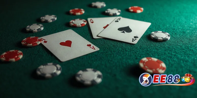 Nút dealer và chip poker trên bàn xanh, ánh sáng chiếu rõ chi tiết