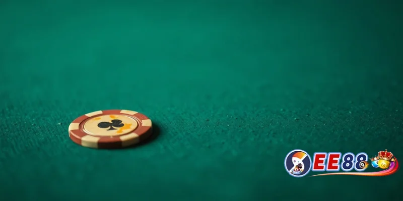 Cận cảnh một con chip poker đặt trên bàn nỉ xanh, ánh sáng ấm áp