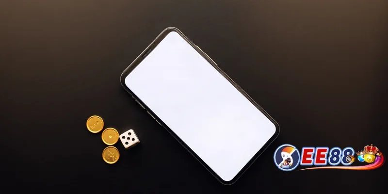 Ảnh chụp từ trên xuống điện thoại, xúc xắc và đồng token vàng trên bàn gỗ tối, sẵn sàng trải nghiệm