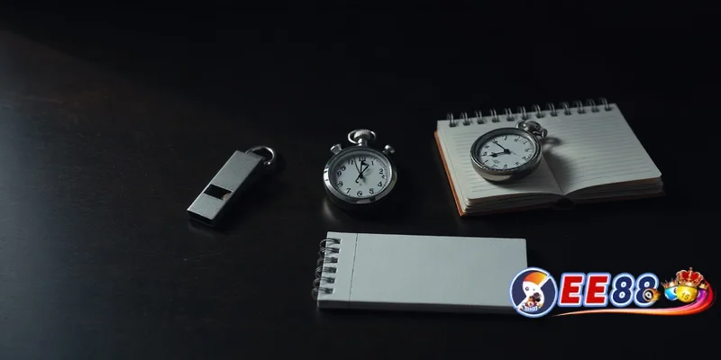 Kinh nghiệm cá cược thể thao ee88 với còi, đồng hồ bấm giây và sổ tay